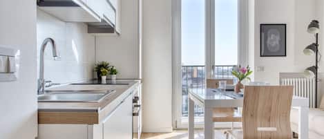 อพาร์ทเมนท์, เตียงใหญ่ 1 เตียง, ระเบียง, วิวเมือง | ระเบียง