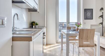 Bright flat near Lambretta Park