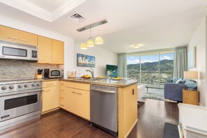 Fridge, microwave, oven, stovetop - Mountain-City Views Condo at Allure w/Parking (HONOLULU)