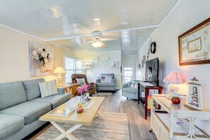 House (2 Bedrooms) | Interior - 2 Mi to Venice Beach: Home w/ Pool Access (Venice)