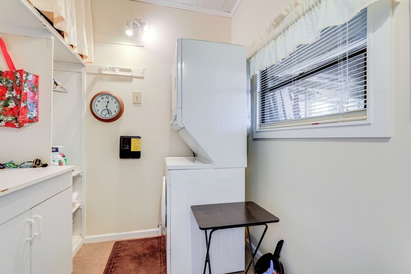 House (2 Bedrooms) | Interior - 2 Mi to Venice Beach: Home w/ Pool Access (Venice)