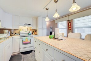 House (2 Bedrooms) | Interior - 2 Mi to Venice Beach: Home w/ Pool Access (Venice)