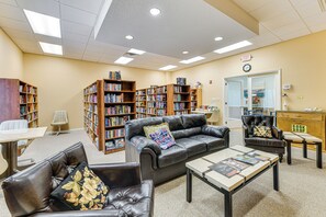 Interior - 2 Mi to Venice Beach: Home w/ Pool Access (Venice)