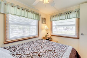 Interior - 2 Mi to Venice Beach: Home w/ Pool Access (Venice)