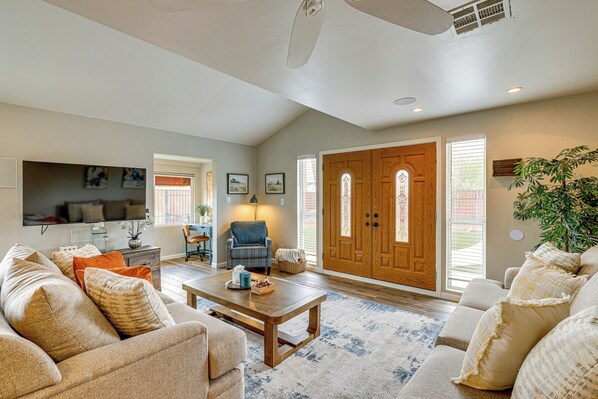 House (3 Bedrooms) | Interior - 5 Mi to Phoenix Zoo: Poolside Paradise! (Phoenix)