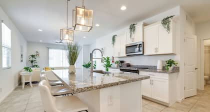 10 Mi to Downtown: Suburban Phoenix Home
