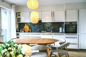 Fridge, oven, stovetop, dishwasher