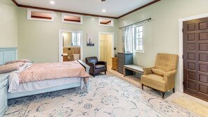 Une chambre à coucher comprenant un lit, une chaise, un bureau et une armoire.