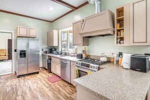 House (4 Bedrooms) | Interior