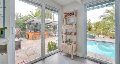 8 Mi to Las Olas Beach: Canal-front Oasis w/ Pool!