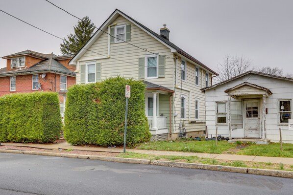 A two-story house with a porch, a garage, and a small front yard. - Walkable Dtwn Townhome Near Campus & Palmer Square (Princeton)