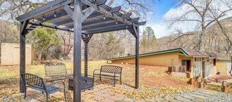 Half-mi to Jemez Hot Springs: Cozy Cabin Getaway!