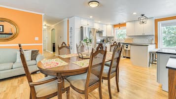 House (5 Bedrooms) | Interior