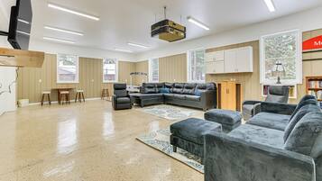House (5 Bedrooms) | Interior