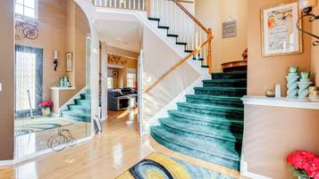 House (4 Bedrooms) | Interior