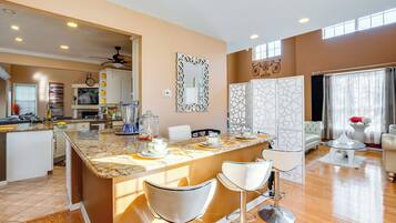 House (4 Bedrooms) | Interior