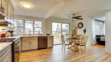 House (4 Bedrooms) | Interior