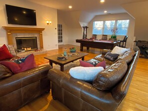 Smart-tv, eldstad och kontor