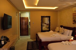 Habitación familiar con 2 camas individuales | Decoración individual, mobiliario individual, wifi gratis y ropa de cama