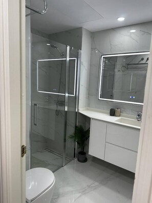 Loft, 2 kamar tidur, akses difabel, teras | Kamar mandi