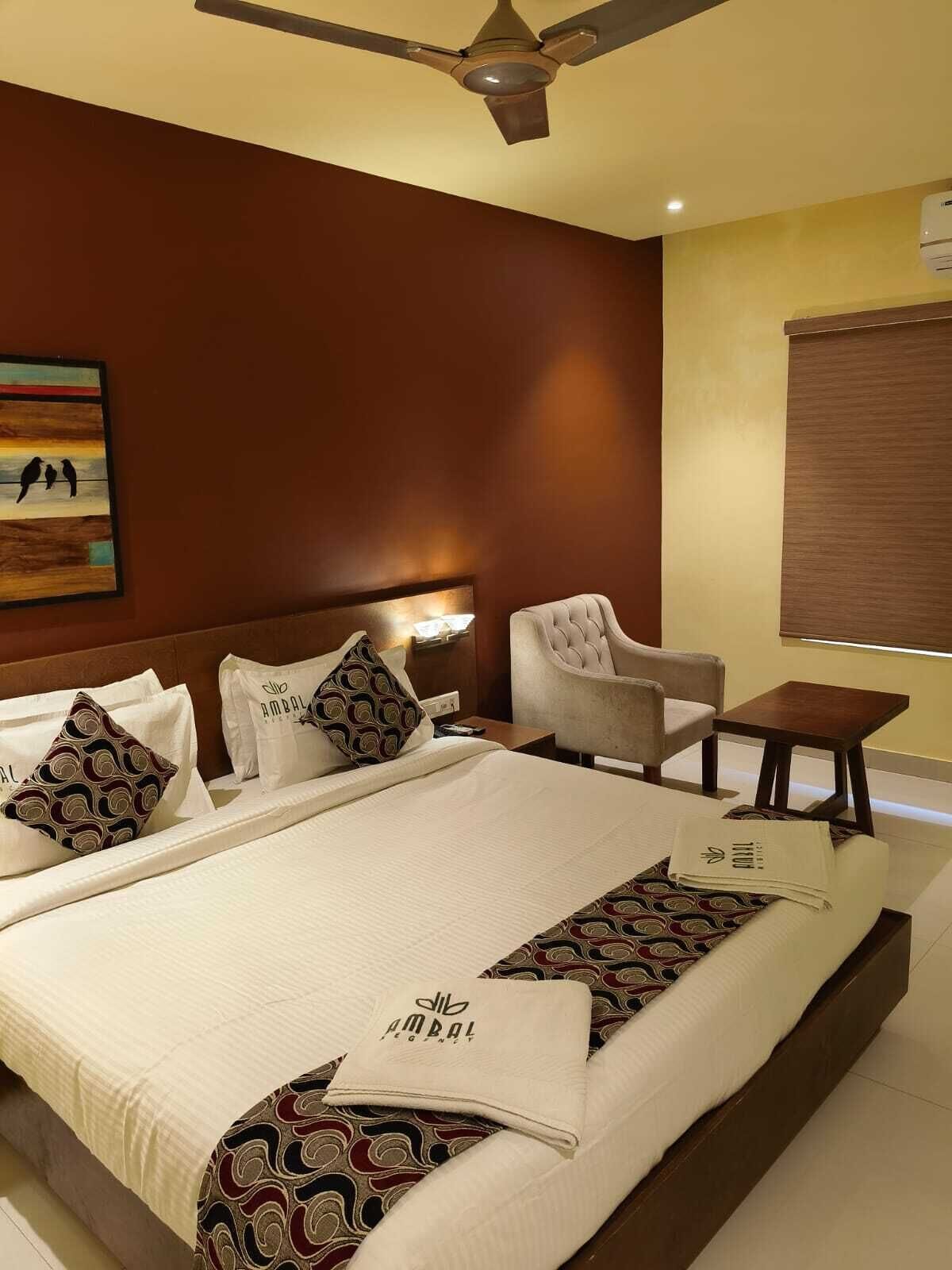 Habitación Deluxe doble, vistas a la ciudad | Escritorio, wifi gratis, ropa de cama