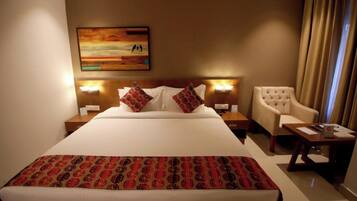 Habitación Deluxe doble, vistas a la ciudad | Escritorio, wifi gratis, ropa de cama