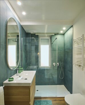 Een douche, een haardroger, een bidet, handdoeken