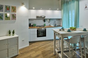 Een microgolfoven, een oven, een kookplaat, een waterkoker