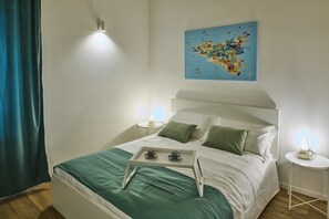 1 slaapkamer, een bureau, een strijkplank/strijkijzer, reisbedje