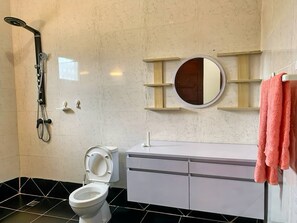 Douche, serviettes fournies, savon, papier toilette