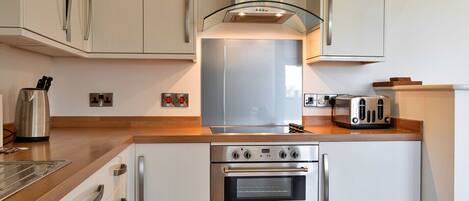 Kühlschrank, Mikrowelle, Ofen, Geschirrspüler