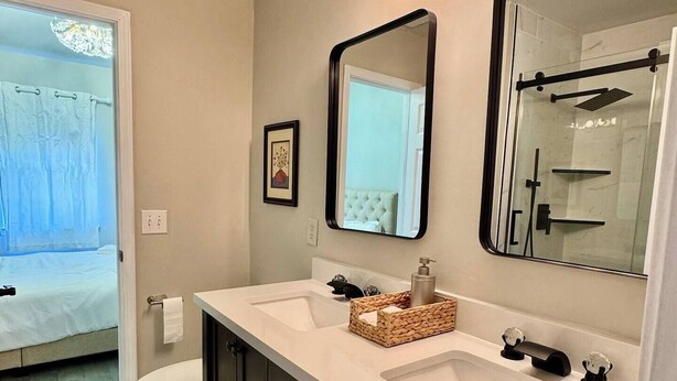 Bathroom - Charming 2-bedroom townhome with WiFi and AC in Charlotte University Area (Charlotte)