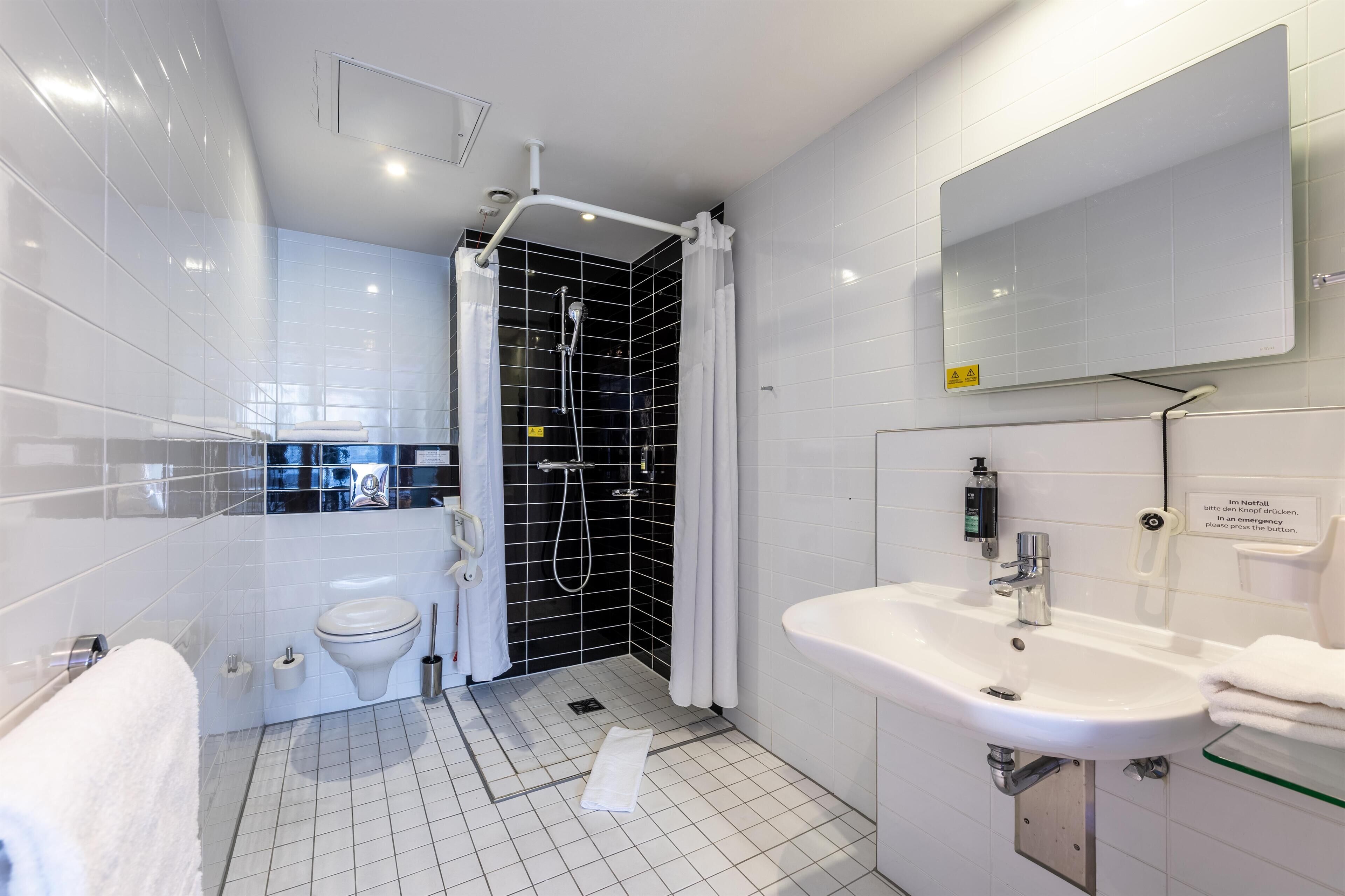 Double Room, Roll-in Shower | Accessible bathroom