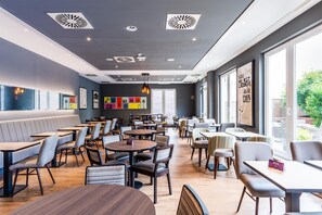 Tägliches Frühstücksbuffet gegen Gebühr