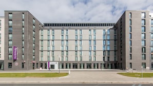 A modern hotel with a symmetrical facade, multiple floors, and a central entrance. - Premier Inn Frankfurt Messe (Frankfurt)