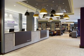 Reception - Premier Inn Frankfurt Messe (Frankfurt)