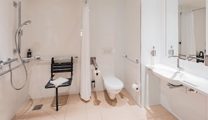 Camera doppia, doccia a filo pavimento | Bagno accessibile ai disabili