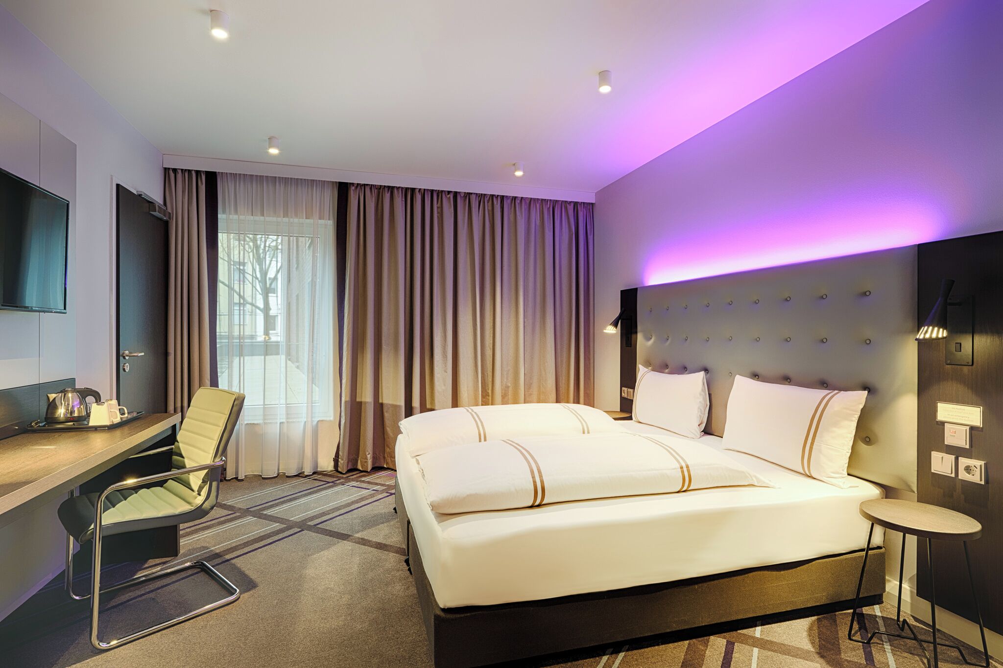 Doppelzimmer, barrierearm (Barrier Free Room) | Schallisolierte Zimmer, kostenloses WLAN, Bettwäsche