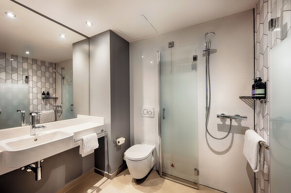 Double Room, Mobility Accessible (Barrier Free Room) | Soundproofing, free WiFi, bed sheets - Premier Inn Düsseldorf City Friedrichstadt (Düsseldorf)