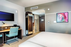 Superior Double Room | Soundproofing, free WiFi, bed sheets - Premier Inn Düsseldorf City Friedrichstadt (Düsseldorf)