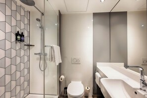 Superior Double Room | Soundproofing, free WiFi, bed sheets - Premier Inn Düsseldorf City Friedrichstadt (Düsseldorf)