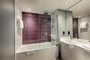 Standard Quadruple Room | Bathroom | Free toiletries - Premier Inn Düsseldorf City Friedrichstadt (Düsseldorf)