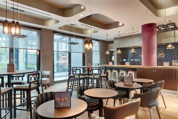 Desayuno buffet (EUR 17.9 por persona) 