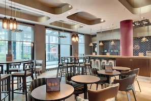 Tägliches Frühstücksbuffet (17.9 EUR pro Person)
