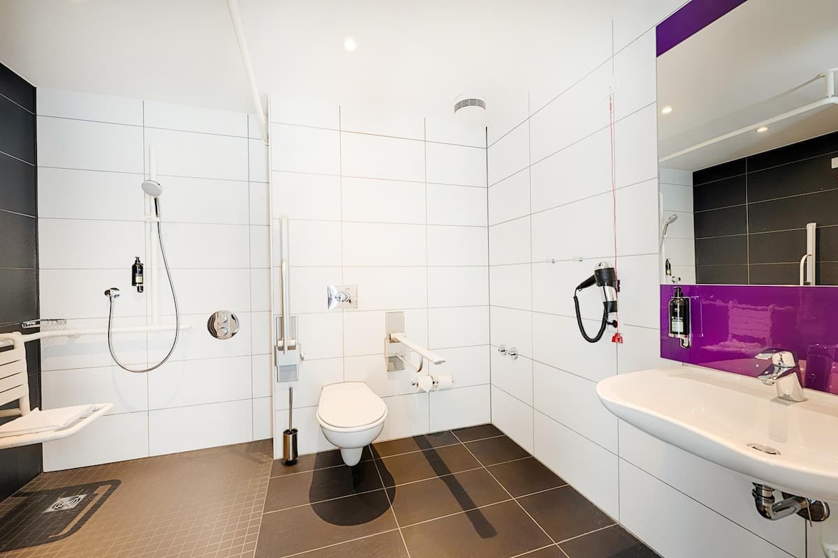Double Room, Roll-in Shower | Accessible bathroom