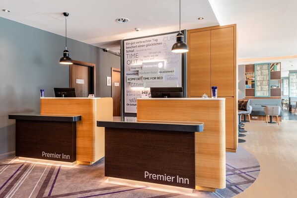 Reception - Premier Inn Stuttgart Airport (Leinfelden-Echterdingen)