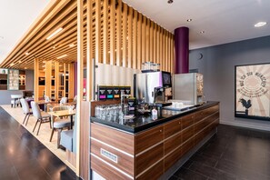 Dagelijks ontbijtbuffet (EUR 17.9 per persoon)