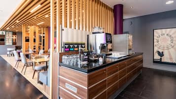 Sarapan prasmanan setiap hari (EUR 17.9 per orang)