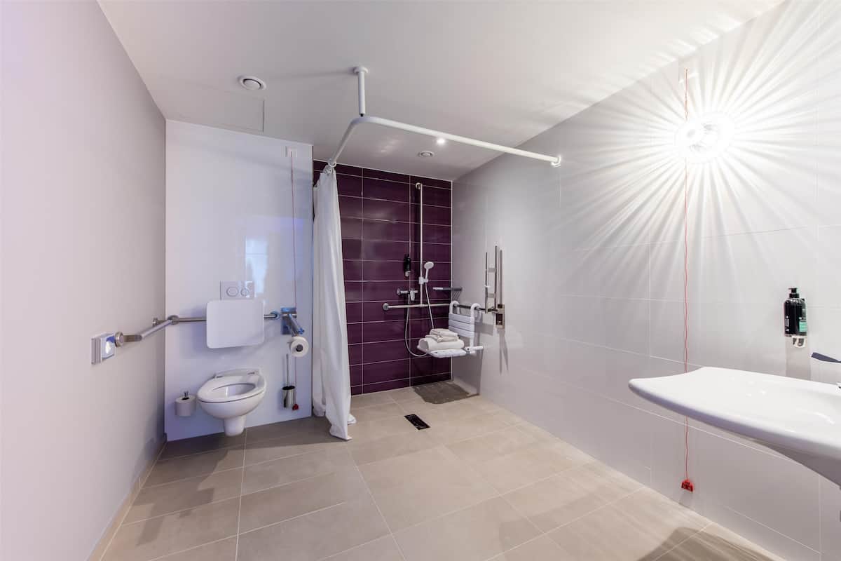 Twin Room | Accessible bathroom