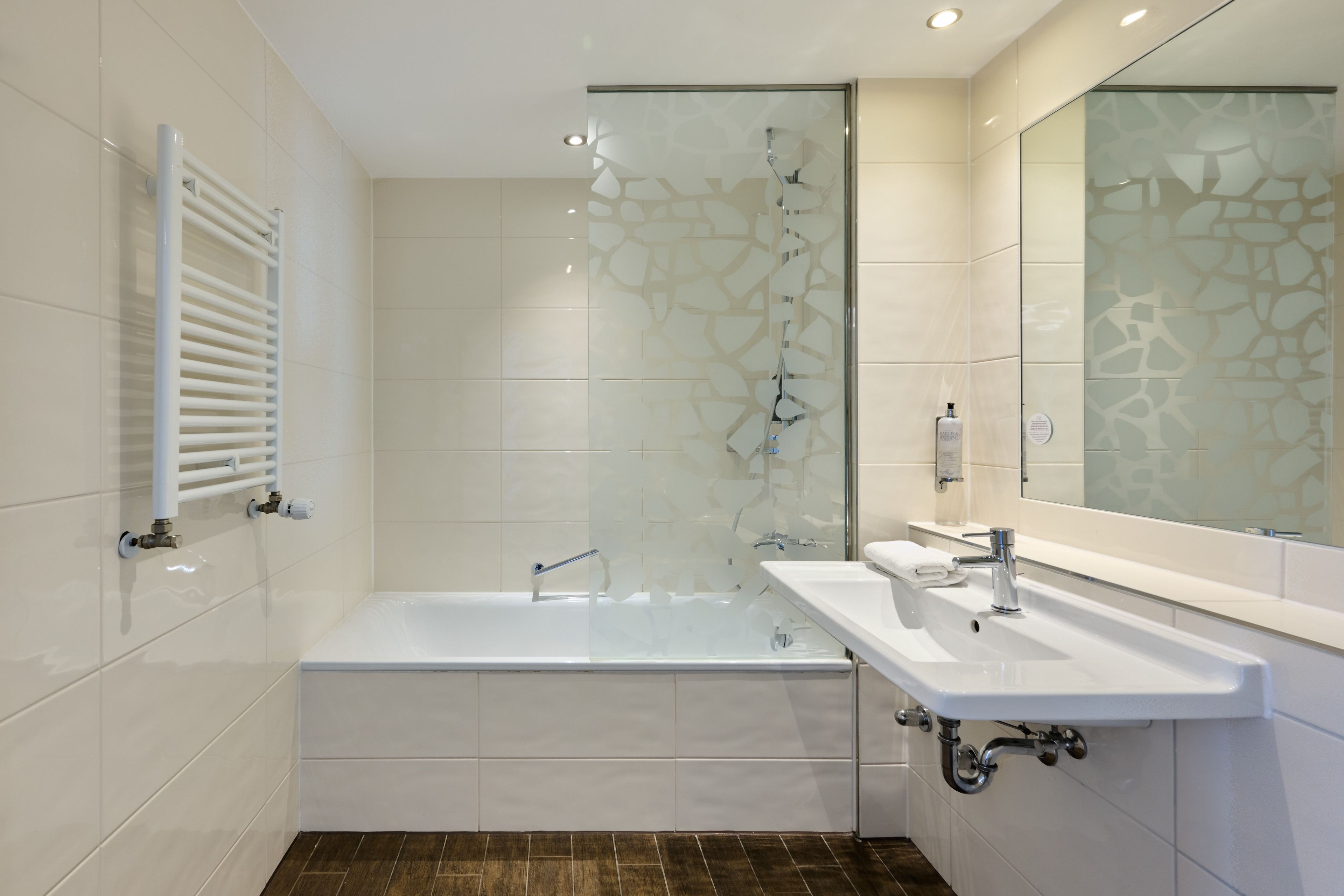 Une salle de bain moderne avec une baignoire, une douche et un lavabo.